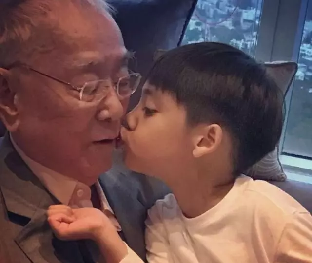 8歲男童坐擁百億資產,爺爺曾「花500萬為他辦百日宴」送50億豪宅,網友:投胎是門技術活