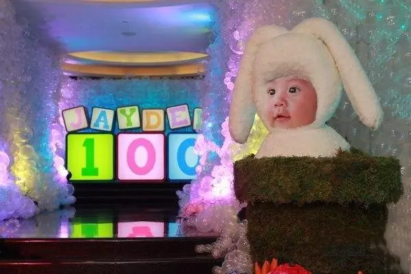 8歲男童坐擁百億資產,爺爺曾「花500萬為他辦百日宴」送50億豪宅,網友:投胎是門技術活