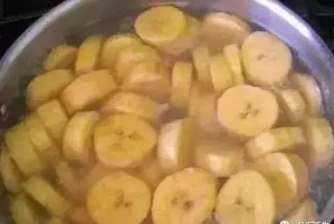 媽媽最近都睡前「煮香蕉」要給我喝!沒想到10天後我的身體居然...