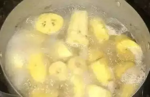 媽媽最近都睡前「煮香蕉」要給我喝!沒想到10天後我的身體居然...