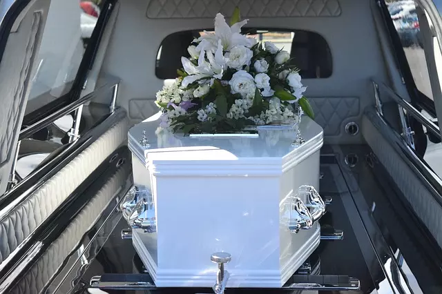 老公喊話「我要比你先死!」下一句「理由」讓她超崩潰:從事「殯葬業」就不能聽情話嗎…