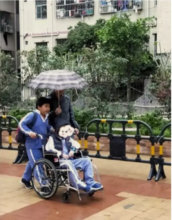 小男生默默照顧「無法走路同學」4年了,媽媽知道後心疼:「累了可以不要幫忙」孩子的回應讓她哭了!