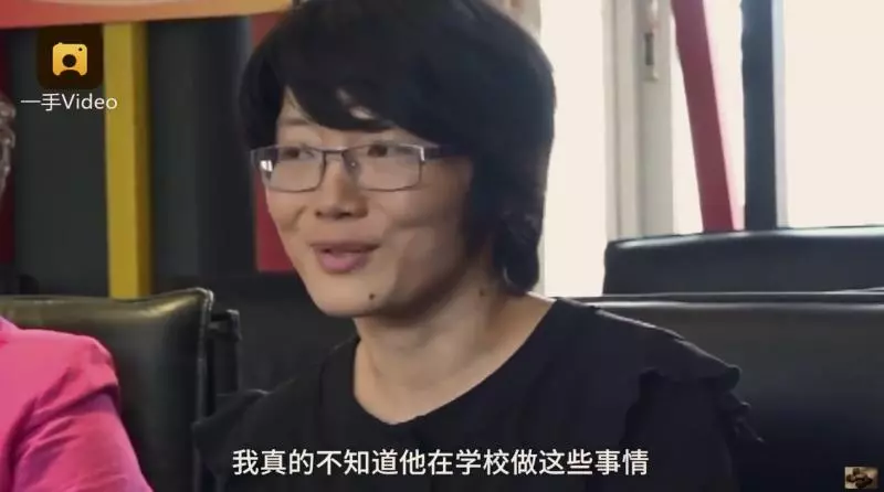 小男生默默照顧「無法走路同學」4年了,媽媽知道後心疼:「累了可以不要幫忙」孩子的回應讓她哭了!