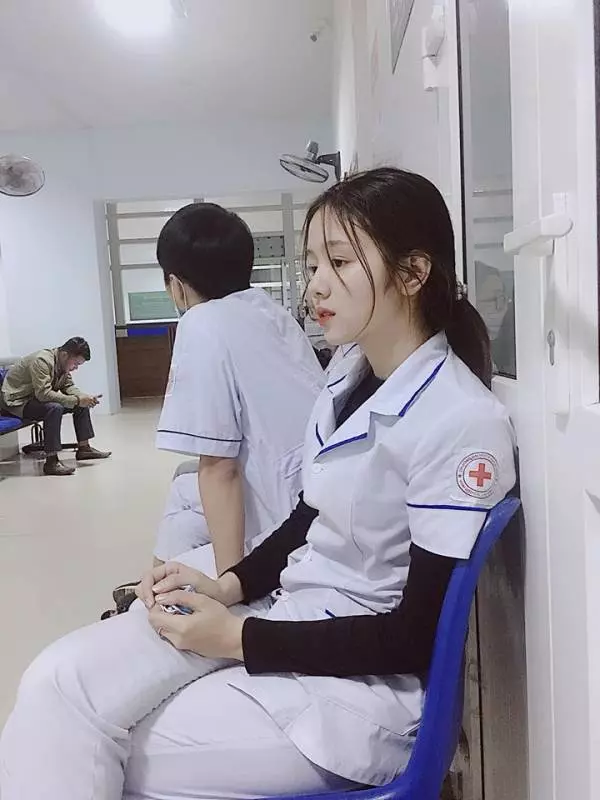 21歲甜美護士累到打瞌睡 網暴動:揪團看診