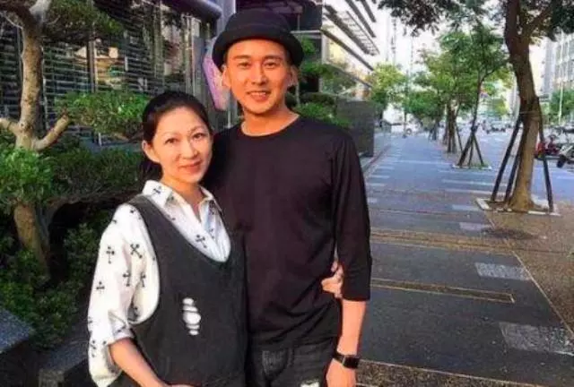 姐弟戀年齡相差2歲,相戀多年終結婚卻難以懷孕,中年終獲龍鳳胎!