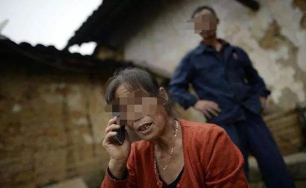 女兒意外去世,妻子瞞著丈夫3年,清明節女兒卻提著菜,回到家中