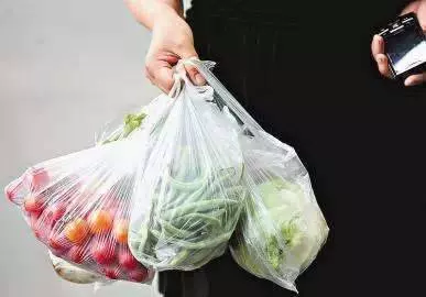 女兒意外去世,妻子瞞著丈夫3年,清明節女兒卻提著菜,回到家中