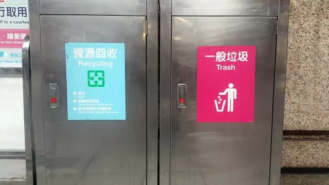 還記得當年「4色外星寶寶」回收桶嗎? 網友發現「剩下這裡還有」:可惜少了1個