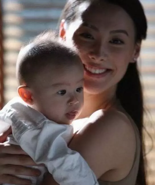 為什麼李嘉誠寧願孫子沒媽,也不讓梁洛施進門?原因出乎意料,網友:這5億分手費花得不虧!