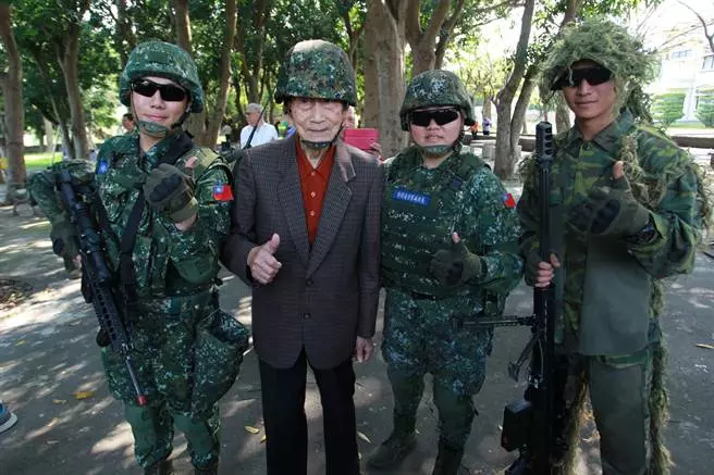老少阿兵哥相見歡!特戰官兵赴中彰榮家拜訪老前輩