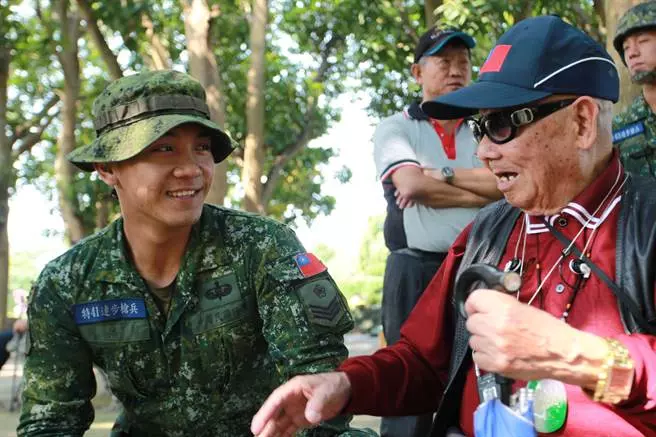 老少阿兵哥相見歡!特戰官兵赴中彰榮家拜訪老前輩