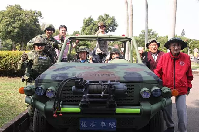 老少阿兵哥相見歡!特戰官兵赴中彰榮家拜訪老前輩