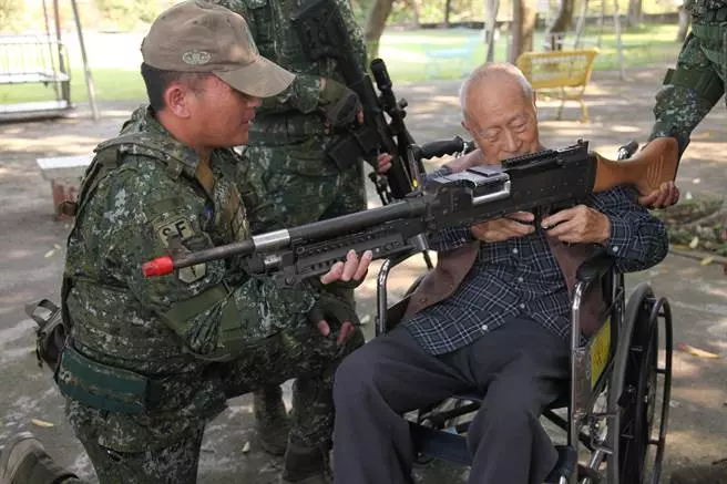 老少阿兵哥相見歡!特戰官兵赴中彰榮家拜訪老前輩