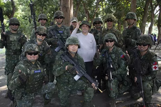 老少阿兵哥相見歡!特戰官兵赴中彰榮家拜訪老前輩