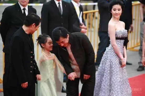 【李連杰女兒長大了】首次公開成年女兒的合照,她們繼承了利智的好身材,網友:好有氣質啊~