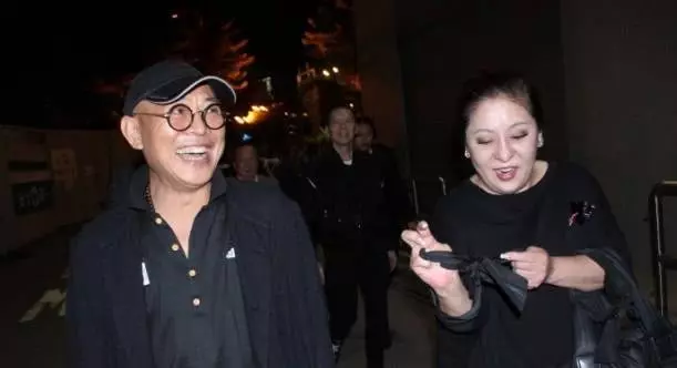 【李連杰女兒長大了】首次公開成年女兒的合照,她們繼承了利智的好身材,網友:好有氣質啊~