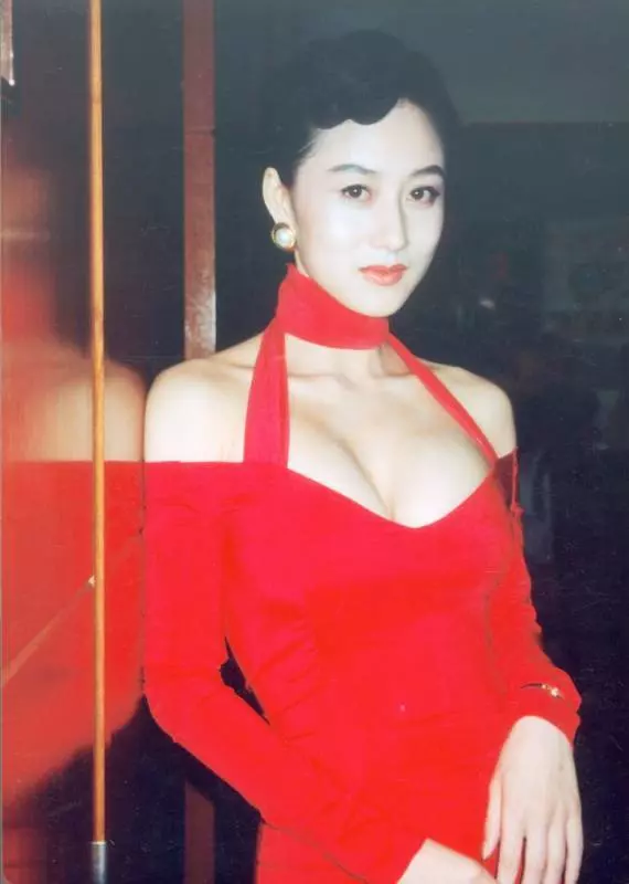 【李連杰女兒長大了】首次公開成年女兒的合照,她們繼承了利智的好身材,網友:好有氣質啊~