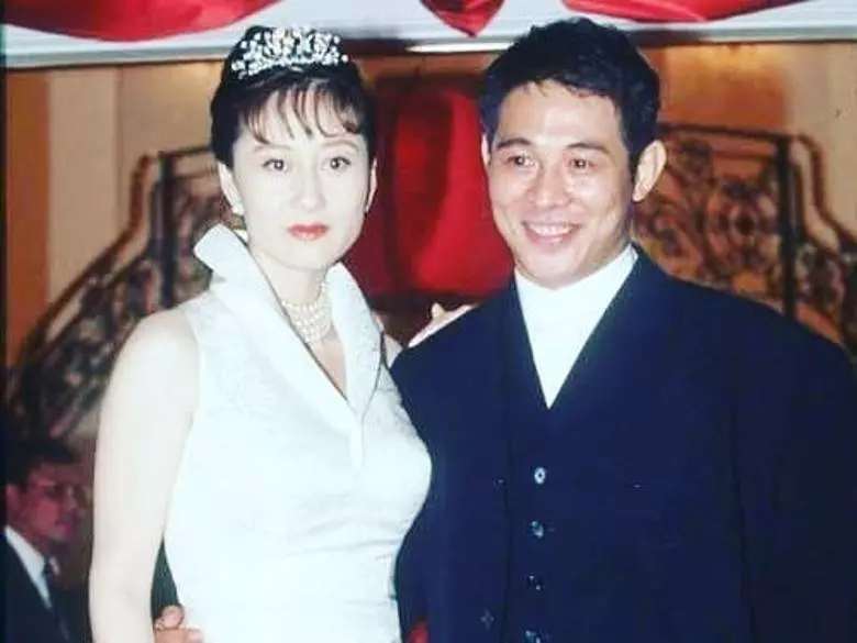 【李連杰女兒長大了】首次公開成年女兒的合照,她們繼承了利智的好身材,網友:好有氣質啊~