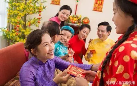 離婚三年,我帶著老公女兒回娘家,前婆婆看到我們,愣在原地