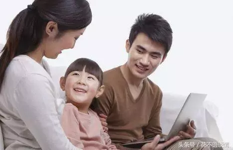 離婚三年,我帶著老公女兒回娘家,前婆婆看到我們,愣在原地