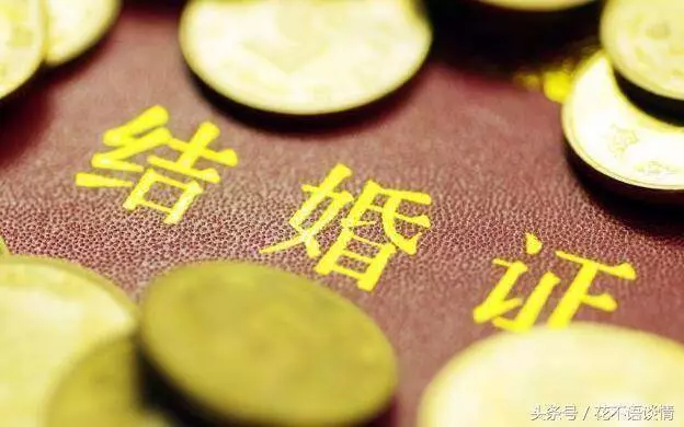 離婚三年,我帶著老公女兒回娘家,前婆婆看到我們,愣在原地