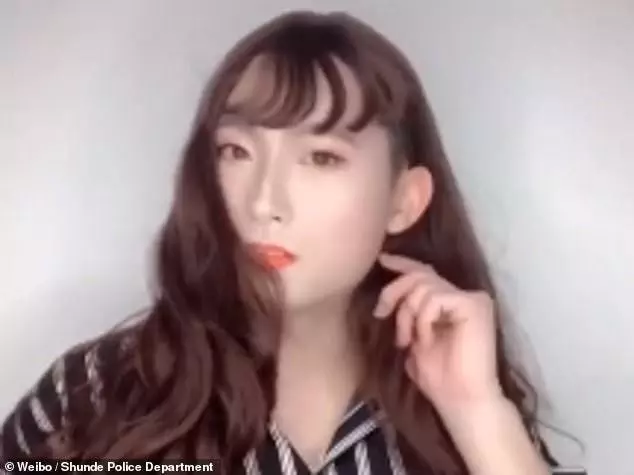 強國警察為詐騙竟親自下海!「超猛完妝後成果」嚇到吃手手:再也不敢網戀了!