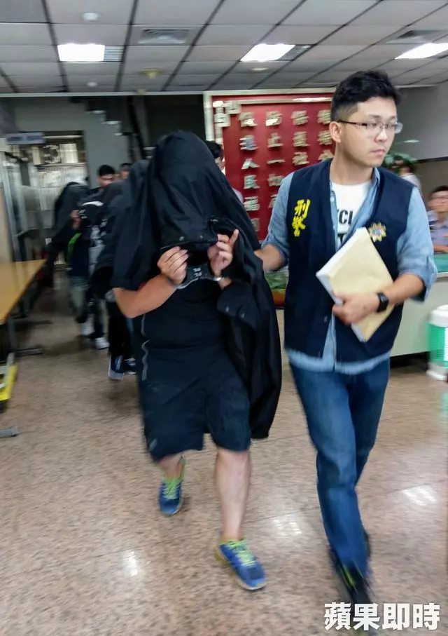 6男戰2女辯不知吃幼齒 少女1句話秒戳謊