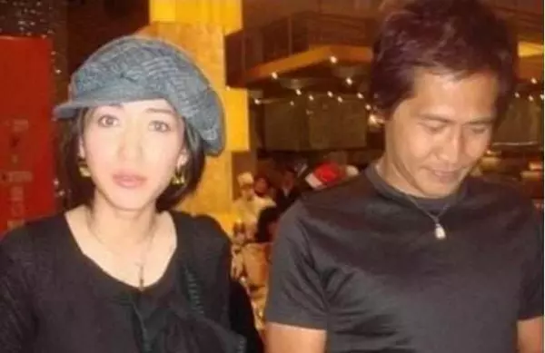 25歲嫁50歲有錢老公!移民美國後生2個孩子,如今她活成這樣!