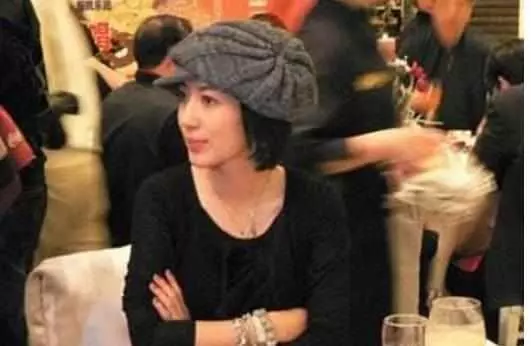 25歲嫁50歲有錢老公!移民美國後生2個孩子,如今她活成這樣!