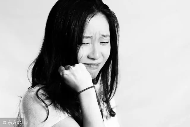 去前夫家接女兒,女兒哭著緊抱我不放,知其原因我選擇報警!