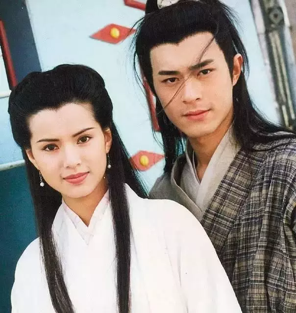 【最美小龍女!】45歲李若彤曬近照!『小蠻腰露事業線』仙氣十足!
