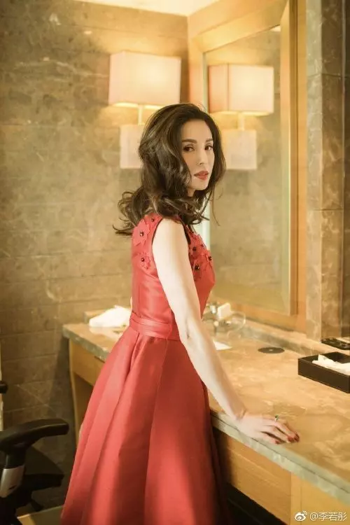 【最美小龍女!】45歲李若彤曬近照!『小蠻腰露事業線』仙氣十足!