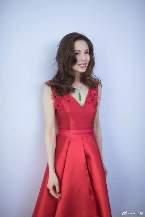 【最美小龍女!】45歲李若彤曬近照!『小蠻腰露事業線』仙氣十足!