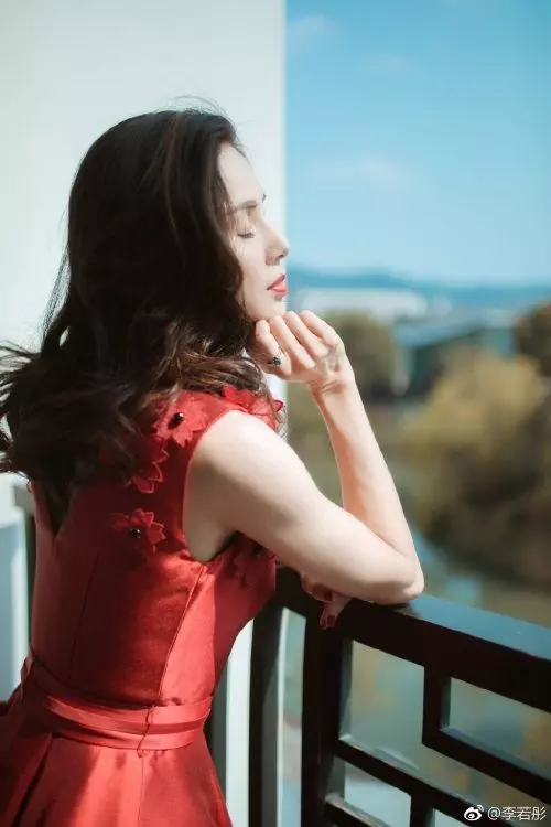 【最美小龍女!】45歲李若彤曬近照!『小蠻腰露事業線』仙氣十足!