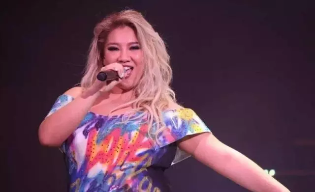 宣布不再減肥後,鄭欣宜素顏穿睡衣出門,滿身肥肉遺傳媽媽沈殿霞!