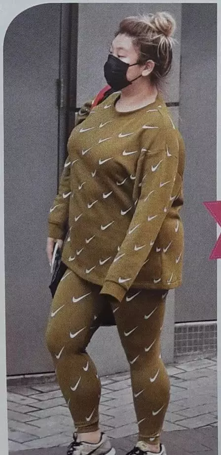 宣布不再減肥後,鄭欣宜素顏穿睡衣出門,滿身肥肉遺傳媽媽沈殿霞!