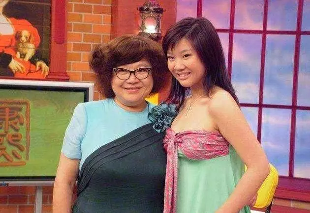 宣布不再減肥後,鄭欣宜素顏穿睡衣出門,滿身肥肉遺傳媽媽沈殿霞!