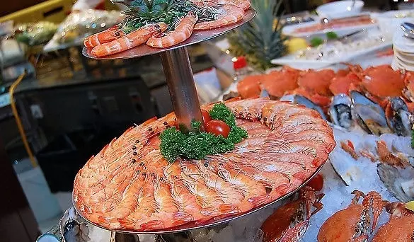 台灣貴婦「去泰國吃自助餐」被老闆怒轟出門!看到她的鴨霸吃法...網友:臉丟到國外!