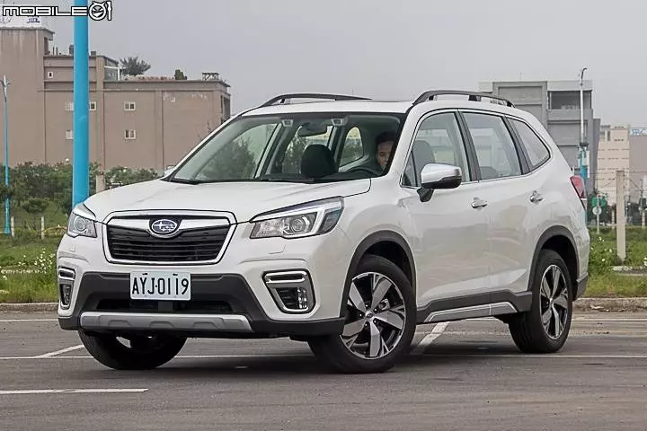 R A V 4 / CR-V / CX-5 / Forester全面開戰! 熱門中型SUV集體評比