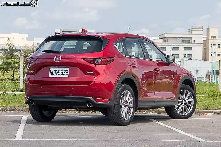 R A V 4 / CR-V / CX-5 / Forester全面開戰! 熱門中型SUV集體評比
