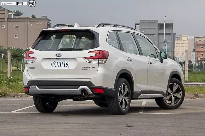 R A V 4 / CR-V / CX-5 / Forester全面開戰! 熱門中型SUV集體評比