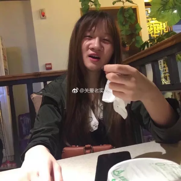 靠遊戲「把到混血女神」約出來見面才發現根本是「女版成龍」尤其是那個鼻子讓他一秒崩潰