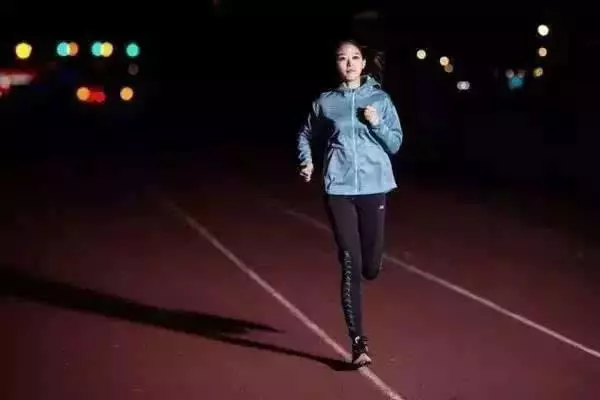 女子淩晨獨自跑步鍛煉,突然背後敲來一棍子!回頭發現不是人