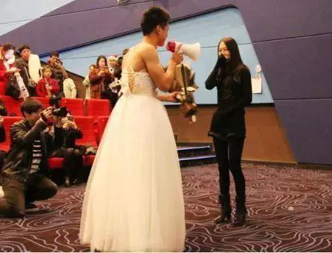 爸媽逼著我嫁給富豪的瘋兒子,結婚滿1個月後,我心裡樂開花