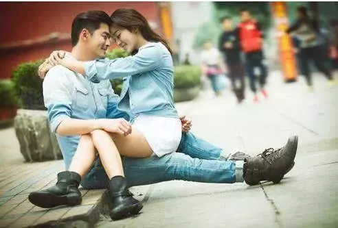爸媽逼著我嫁給富豪的瘋兒子,結婚滿1個月後,我心裡樂開花