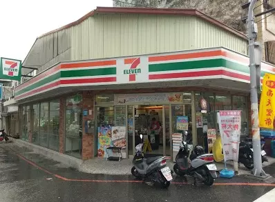 小7店員結帳突跑走 ,客人傻眼回頭 ,下一幕萬人讚爆 網:來當我女婿