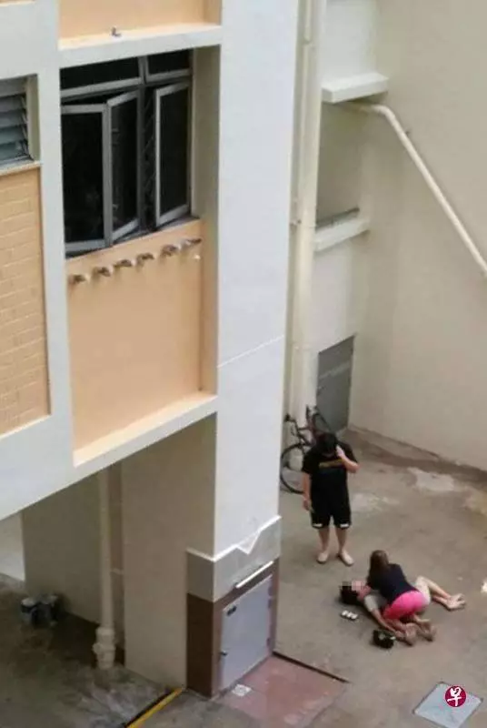 與母親吵架後 青年負氣跳樓 母親跪地抱兒哭喊..! 「你不要媽媽了」... !