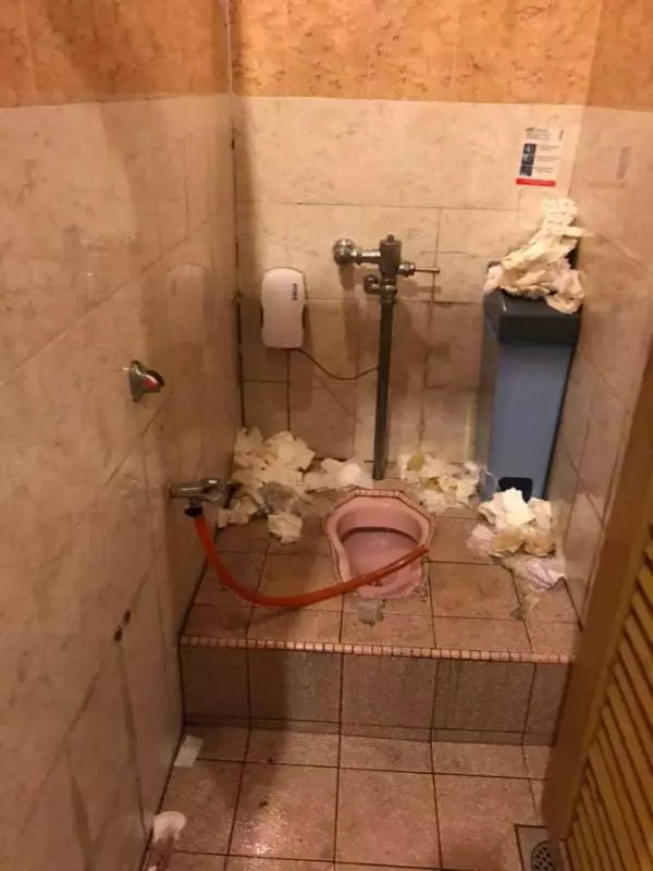 站著吃飯盒 噁心廁所 遊客入關迎來地獄式待遇