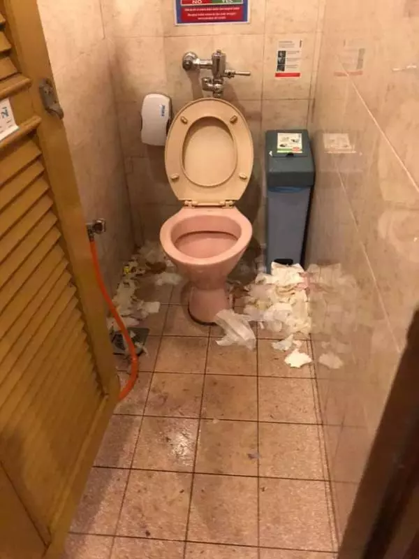 站著吃飯盒 噁心廁所 遊客入關迎來地獄式待遇