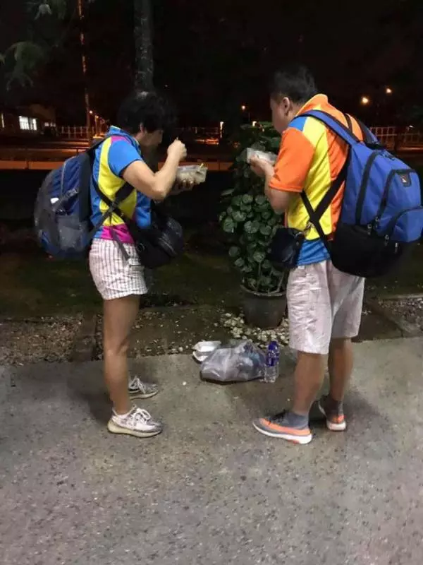 站著吃飯盒 噁心廁所 遊客入關迎來地獄式待遇